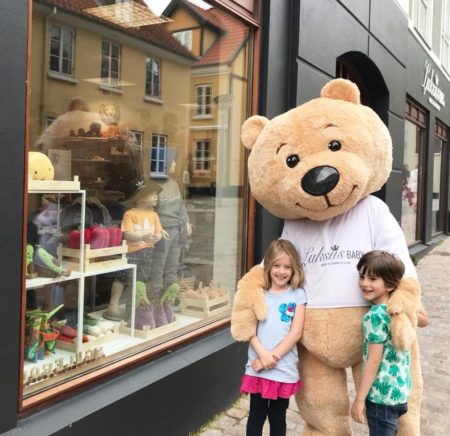 Luksusbaby bamsemaskot på arbejde i gågaden i Aalborg