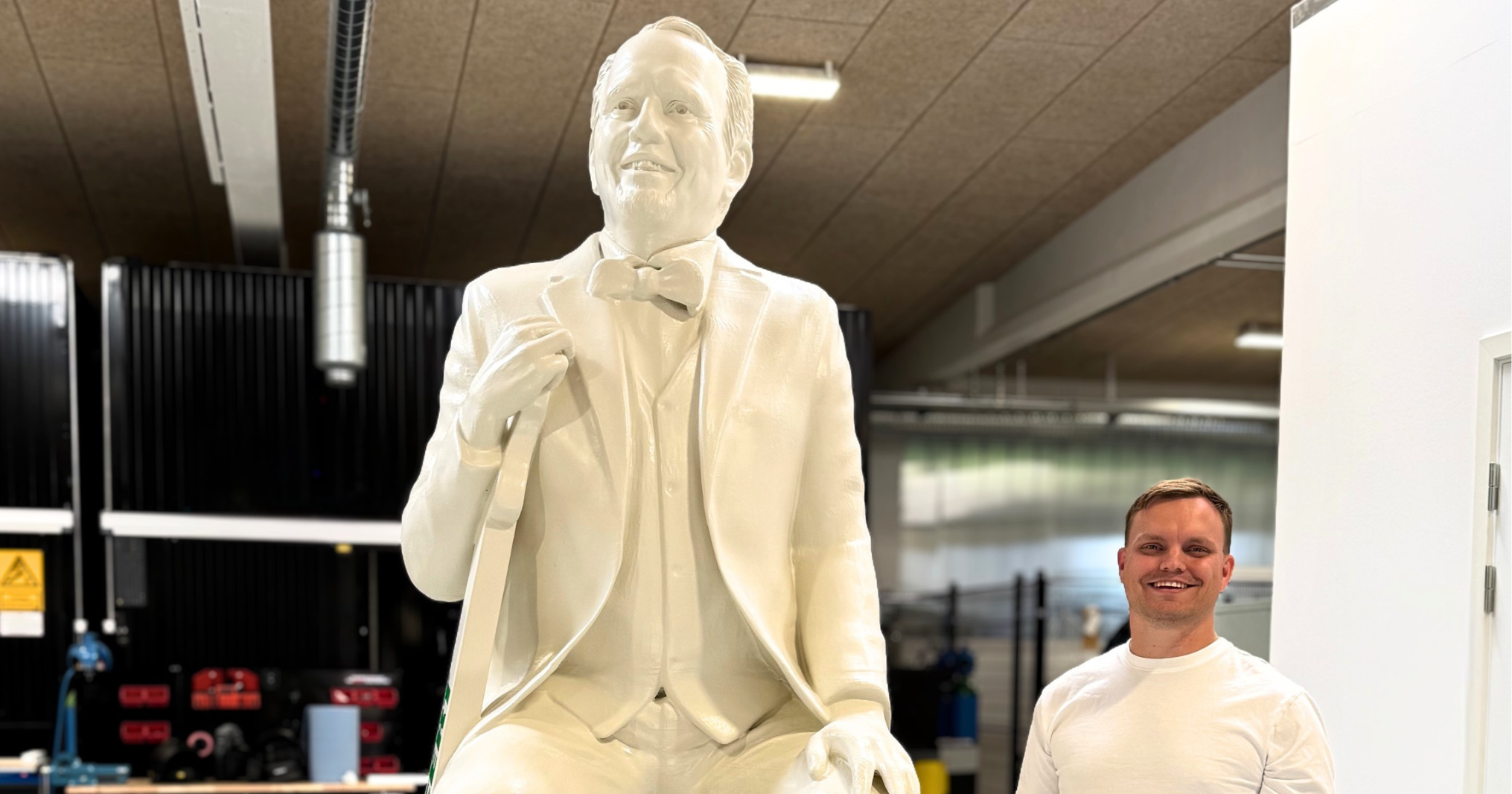 En 2,6 meter høj 3D-printet statue af Jacob Haugaard ved siden af en person for at vise skalaen